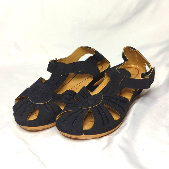 Black Lightweight Sandal - Picture 1 of 12